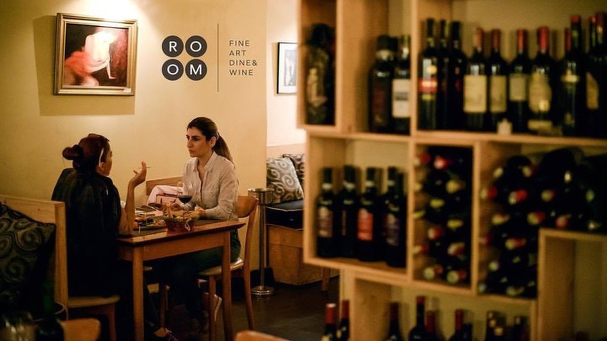 ROOM FINE ART WINE & DINE